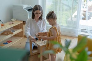 Orthophoniste avec un enfant