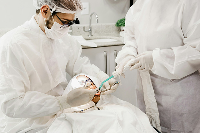 Dentiste en train d'ausculter un patient
